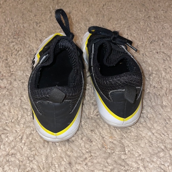 Umbro Soccer Cleats - Picture 2 of 6